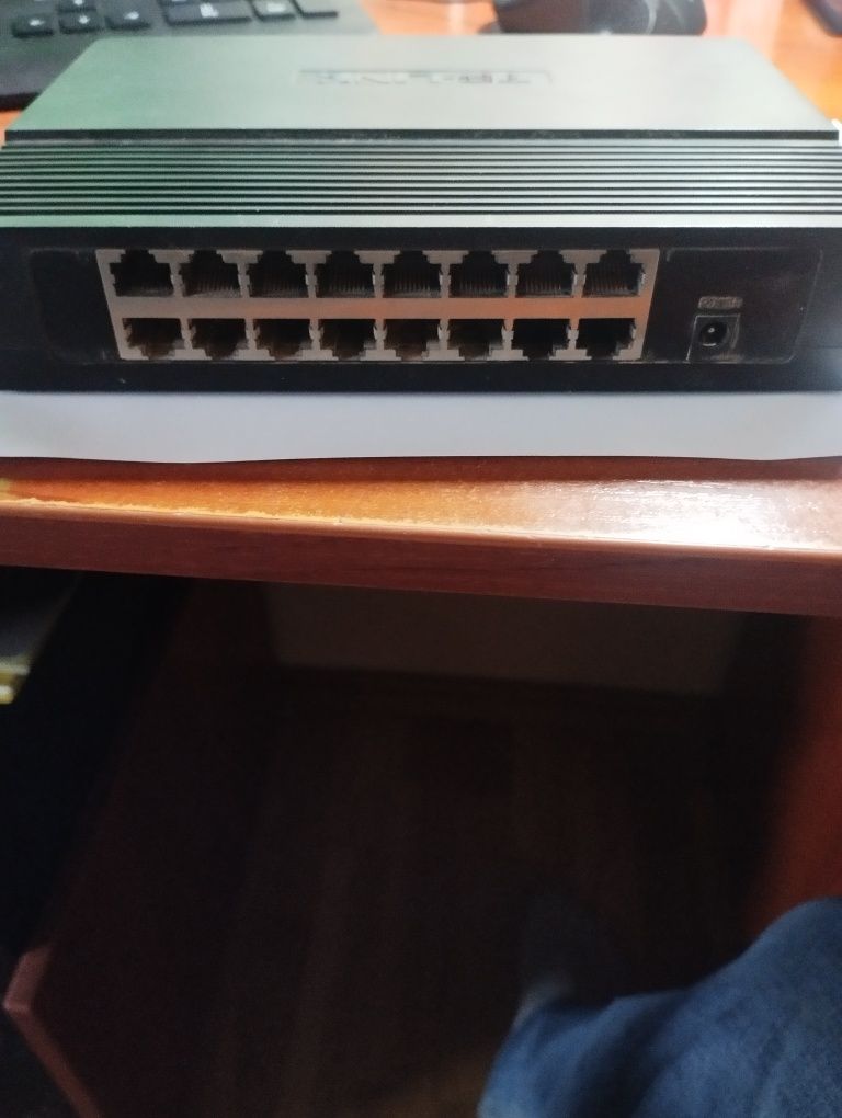 Комутатор TP-LINK