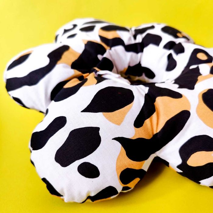 Poduszka piercingowa donut do spania i przekłuwania uszu KWIATEK