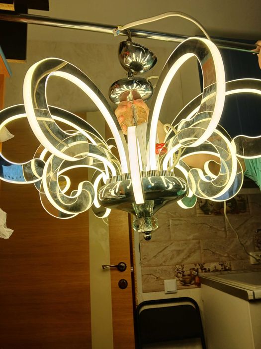 Красива, масивна, світлодіодна люстра в гарному стані, в кольорі хром.