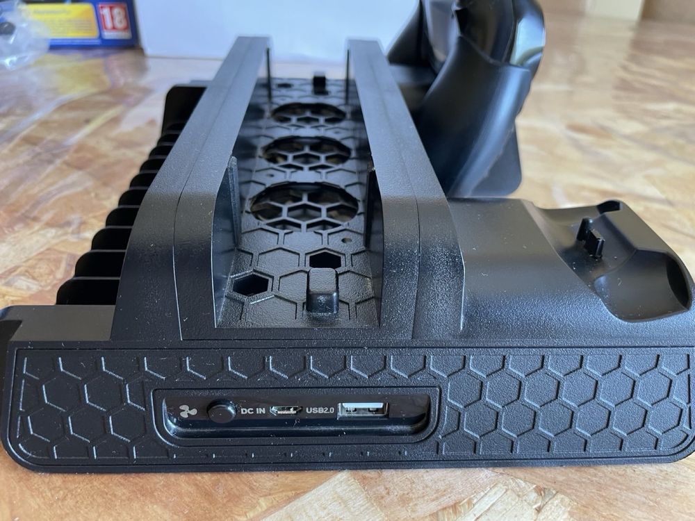 PS4 Slim com base de ventilação e carregamento