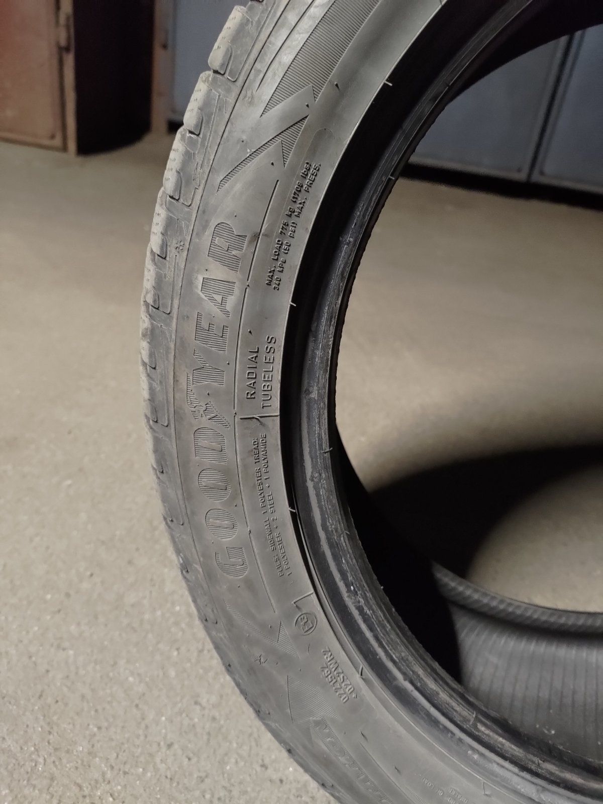 Шини зимові Goodyear Ultragrip 225/50 r18,