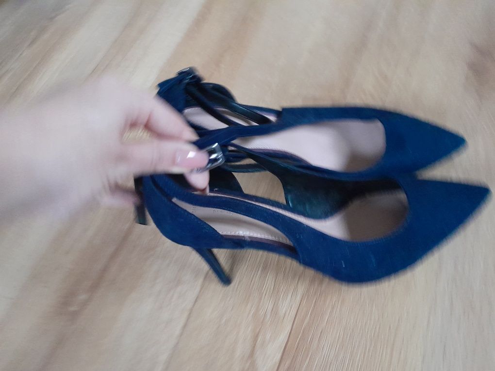 Granatowe szpilki wycięte paseczki 41 buty na obcasie