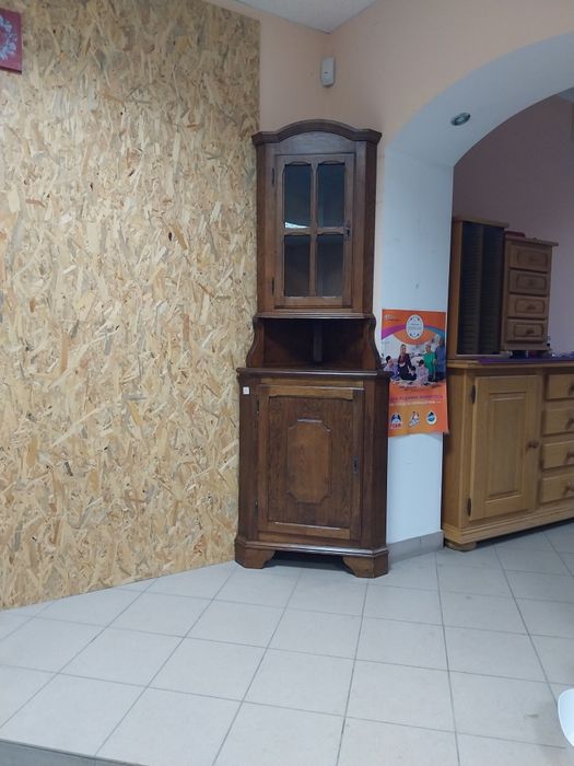 Кутова вітрина дуб