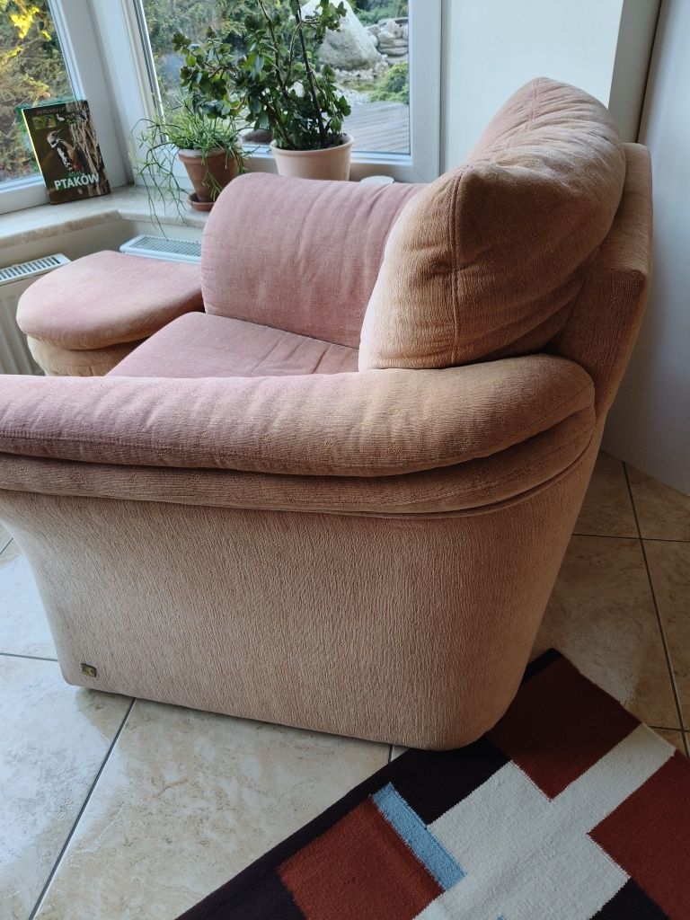 Sofa, dwa fotele, dwie pufy firmy Kler, zestaw wypoczynkowy
