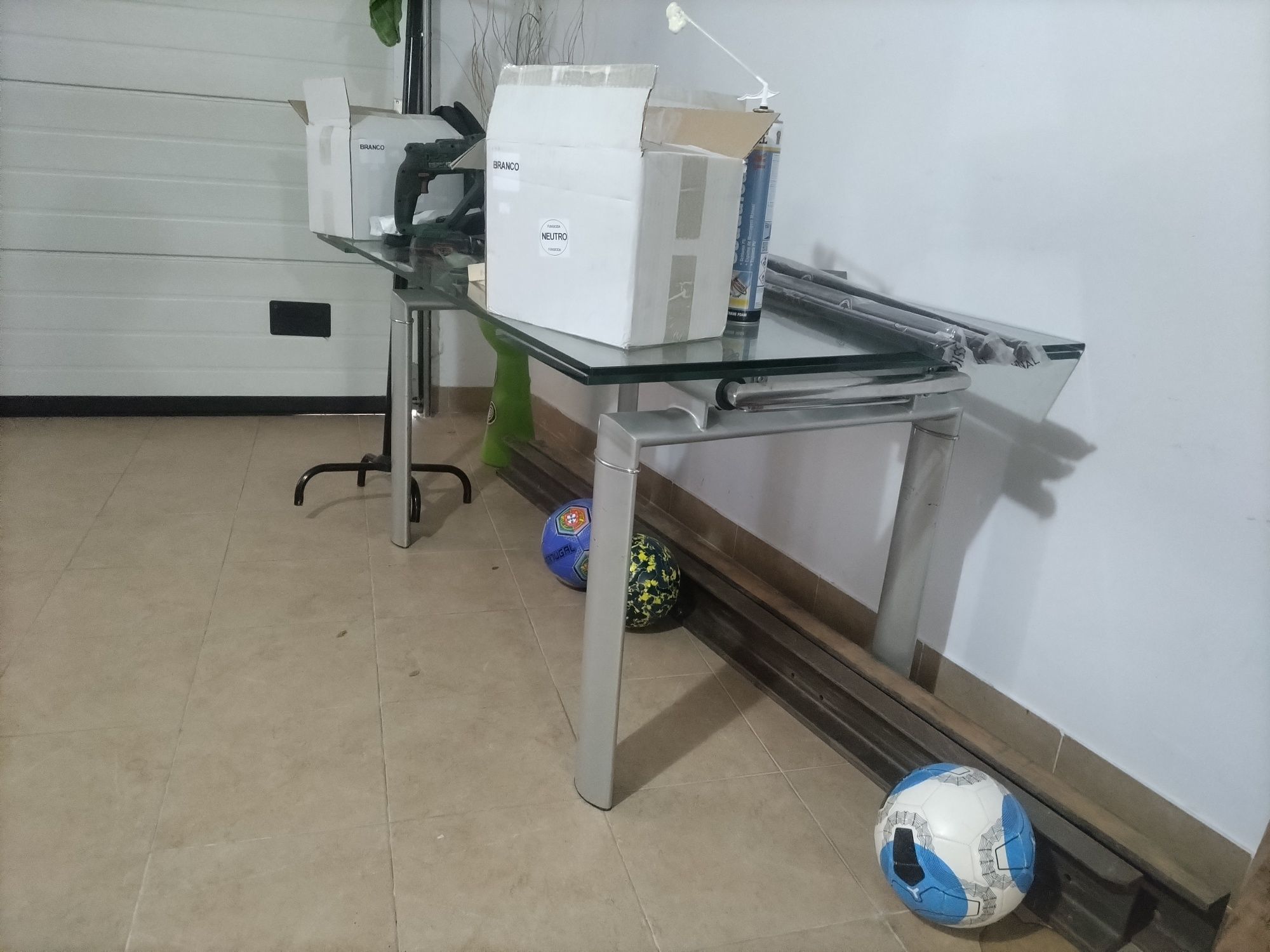 Mesa de vidro com cadeiras