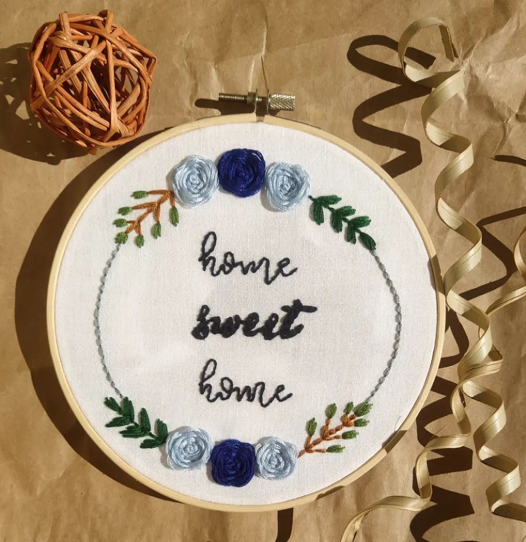 Peças de decoração (incluindo para bebé) em bordado livre