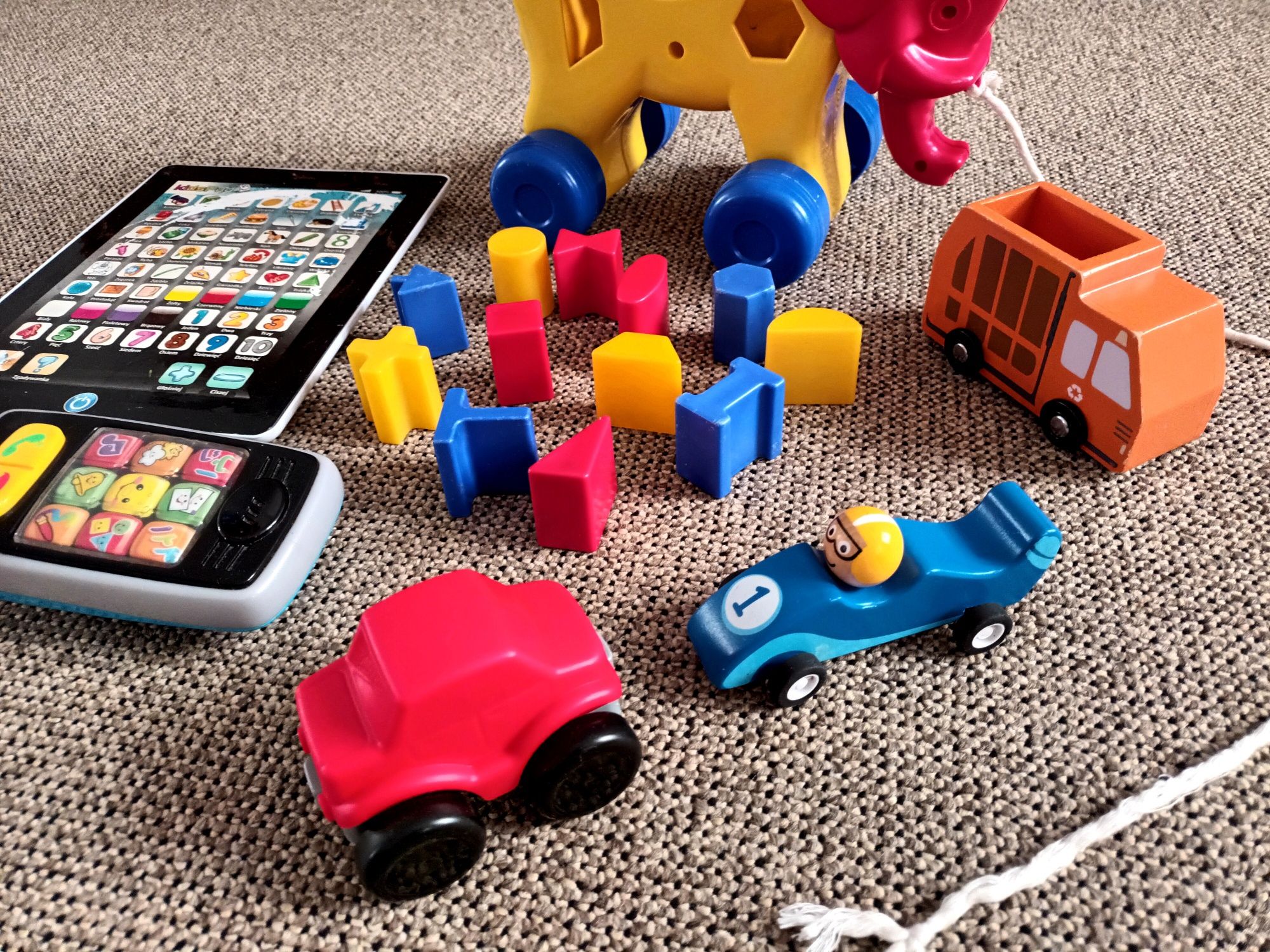 Zestaw zabawek Fisher Price interaktywny telefon tablet sorter autka