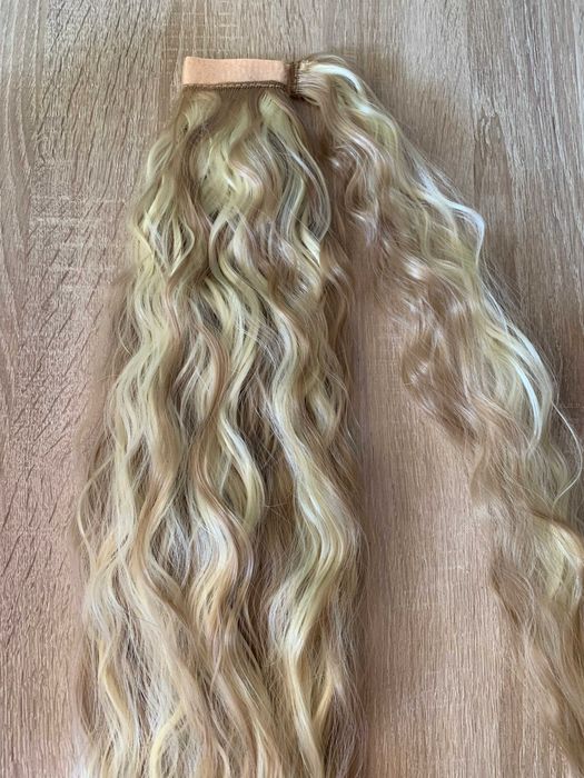 Doczepiany kucyk kręcony falisty pasemka ciemny jasny blond długi