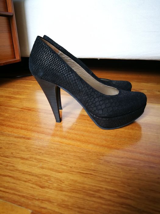 Sapatos pretos compensados