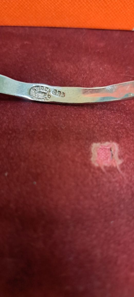 Pulseiras escravas em prata.