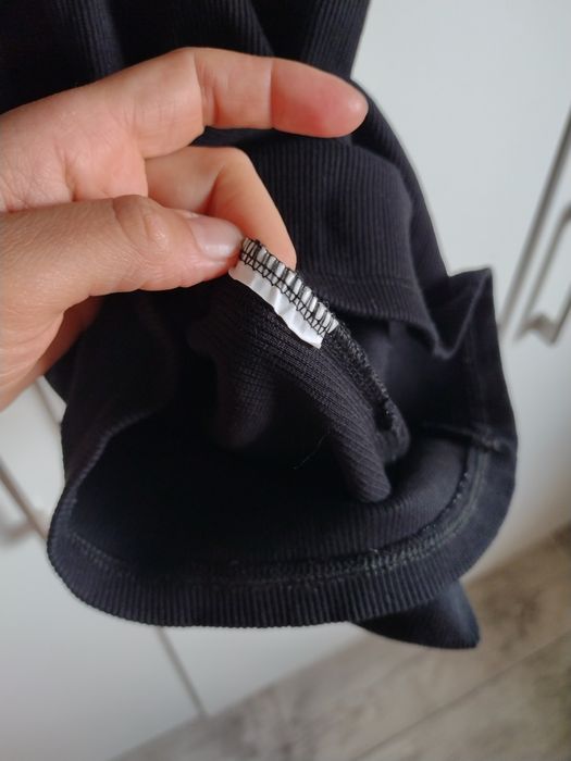 Czarna prążkowana sukienka