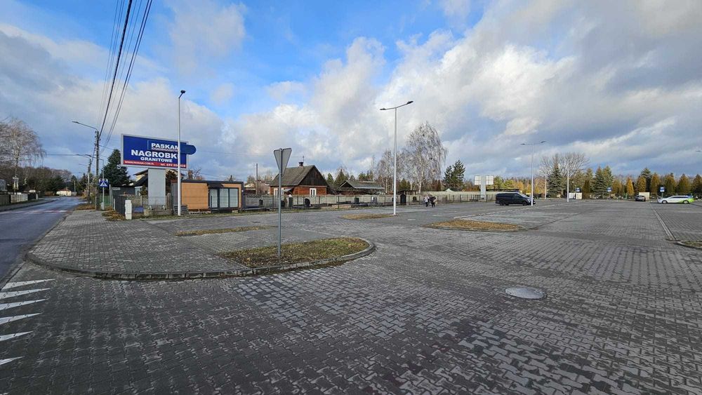 Utwardziona i ogrodzona działka z kontenerem biurowym