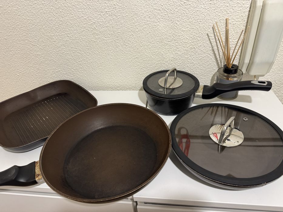 Frigideiras + oferta 2 tabuleiros para bolo