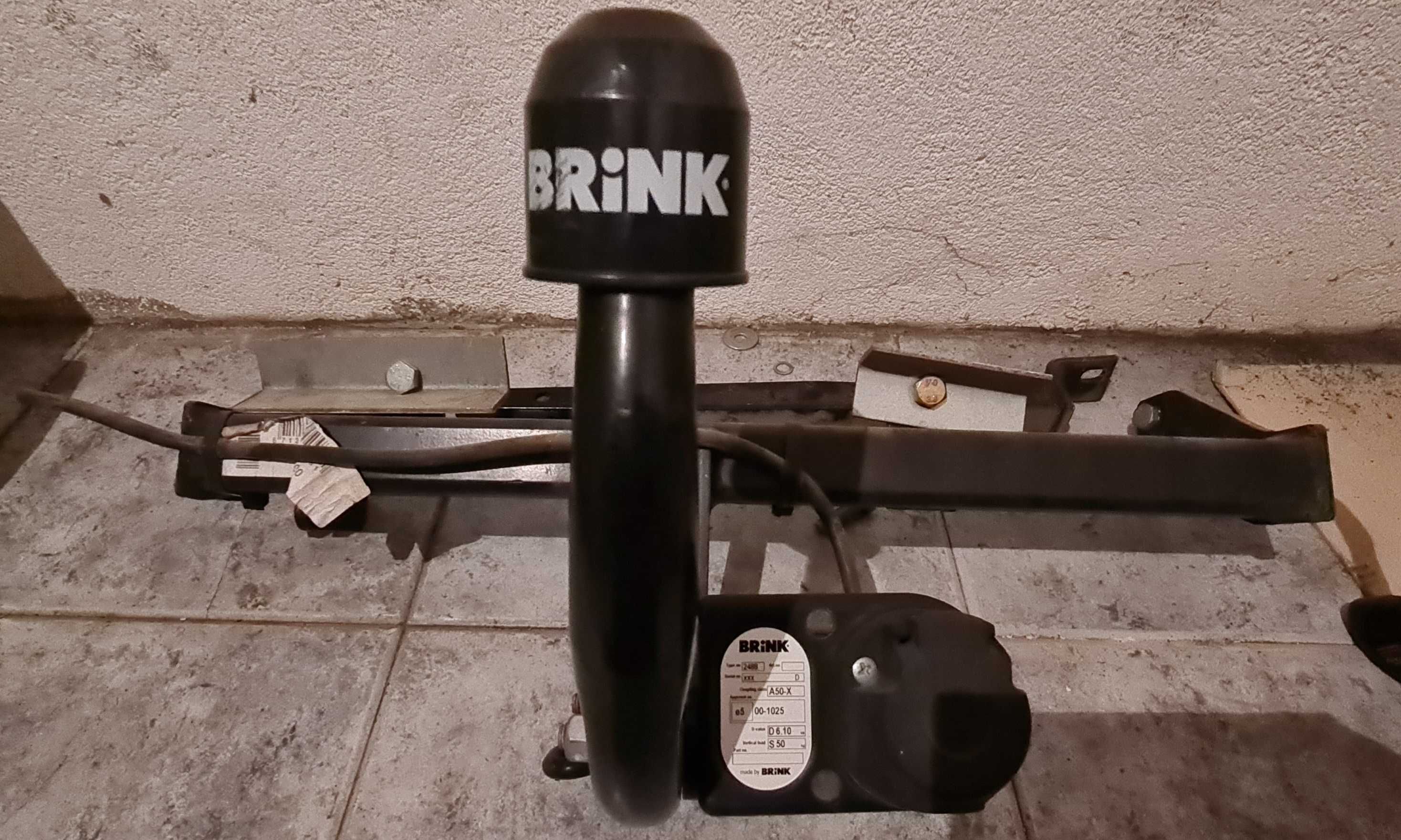 Estrutura para engate de reboque automovel