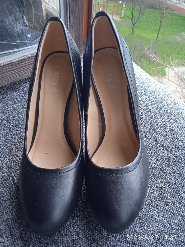 Предлагаются женские туфли черного цвета на шпильке