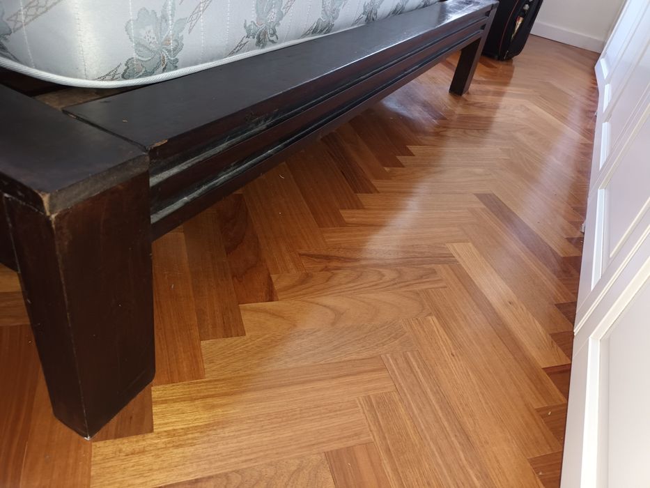 Cama + mesas de cabeceira