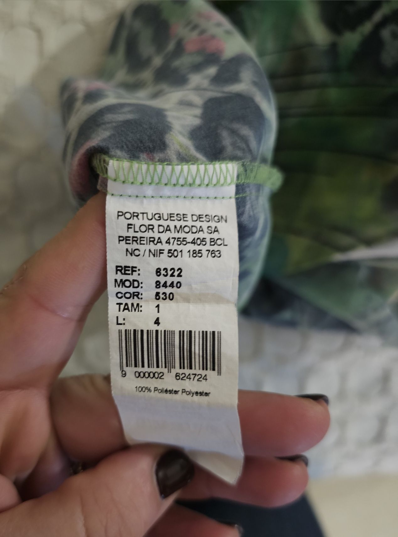 Blusa sem manga e assimétrica