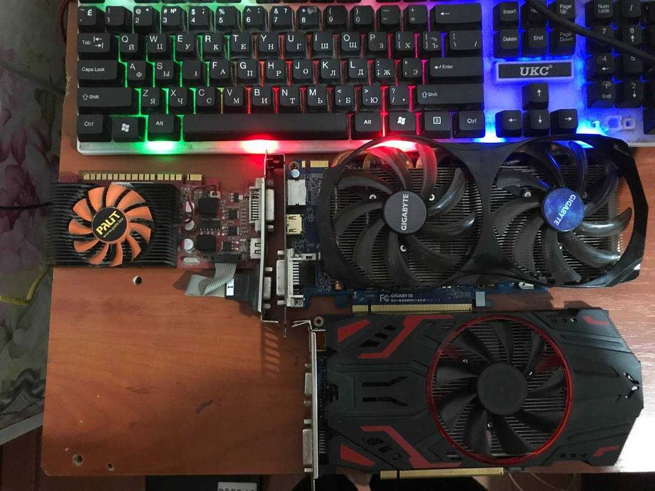 3 видеокарты (нерабочие) — Palit, Gigabyte, Radeon