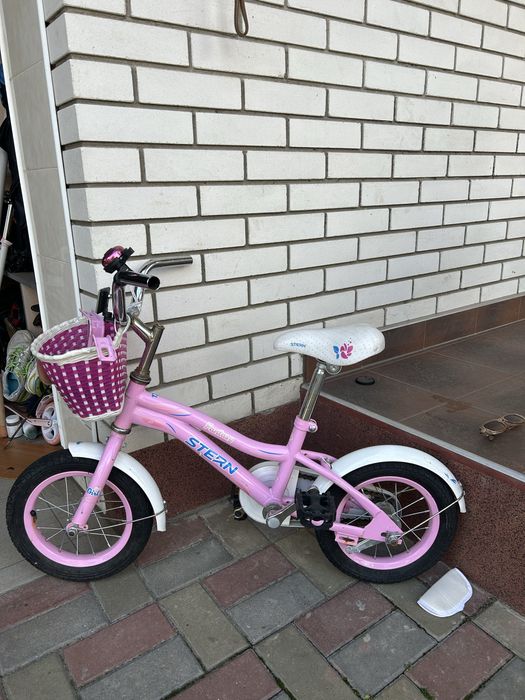 Дитячий велосипед з допоміжними колесами