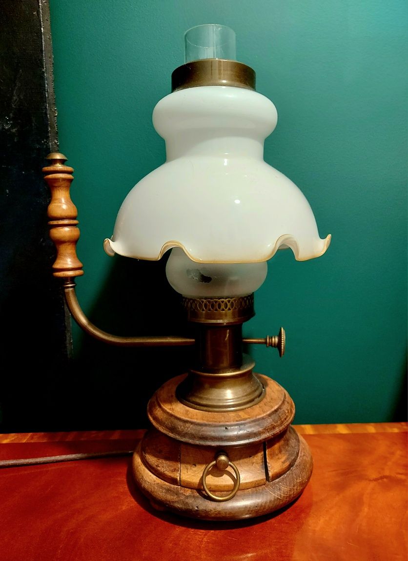 Stylowa lampa stołowa