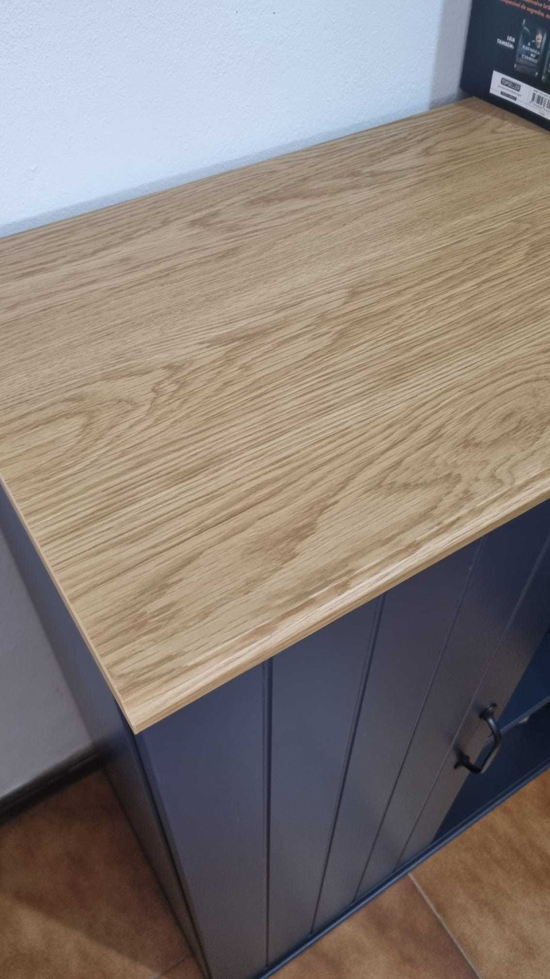 Armários IKEA SKRUVBY azul com portas