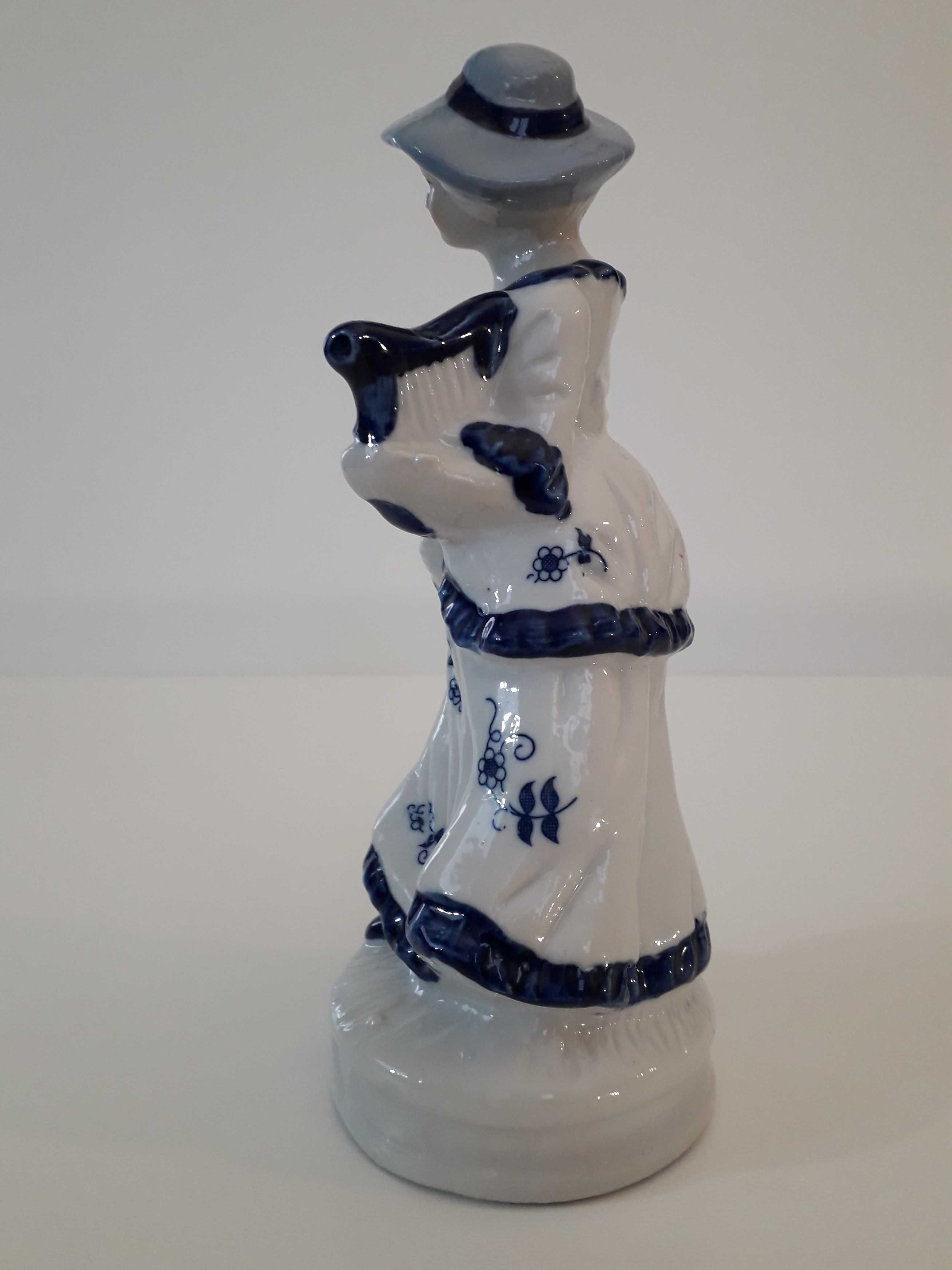 Figurka z porcelany Dama z lirą L 270