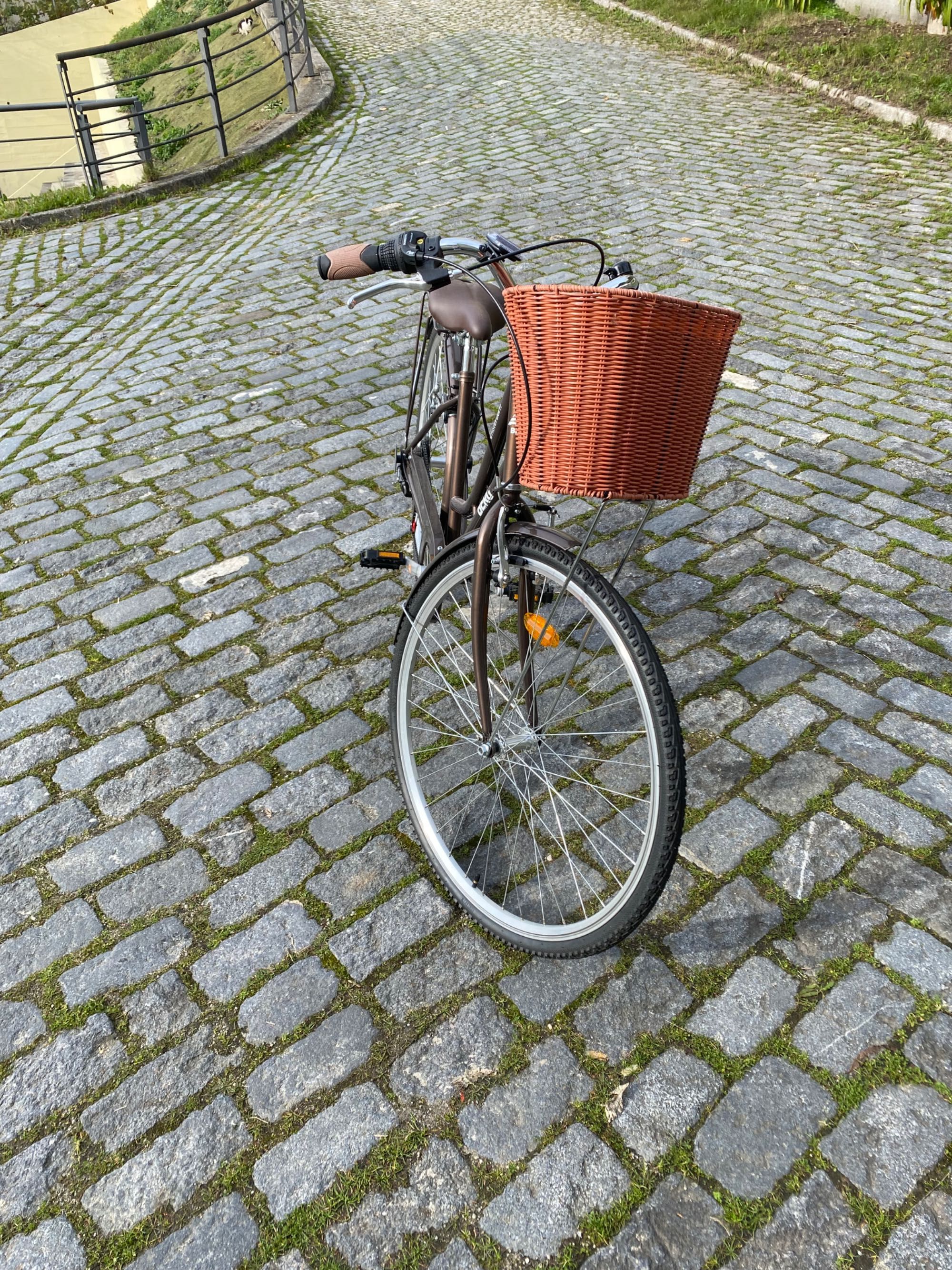 Bicicleta com cesto. Nunca usada, impecável!
