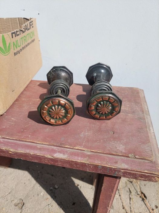 Ручки дверні на шпильці.