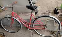 Bicicleta antiga de mulher