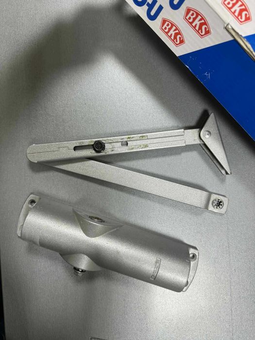 Доводчик GEZE 1000 фурнітура дверна