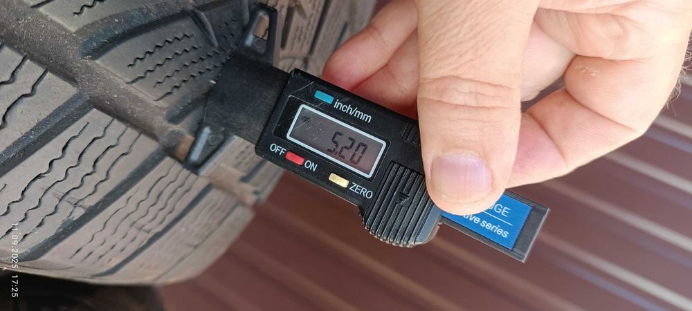 4 opony zimowe Goodyear  225/55 R18  102V