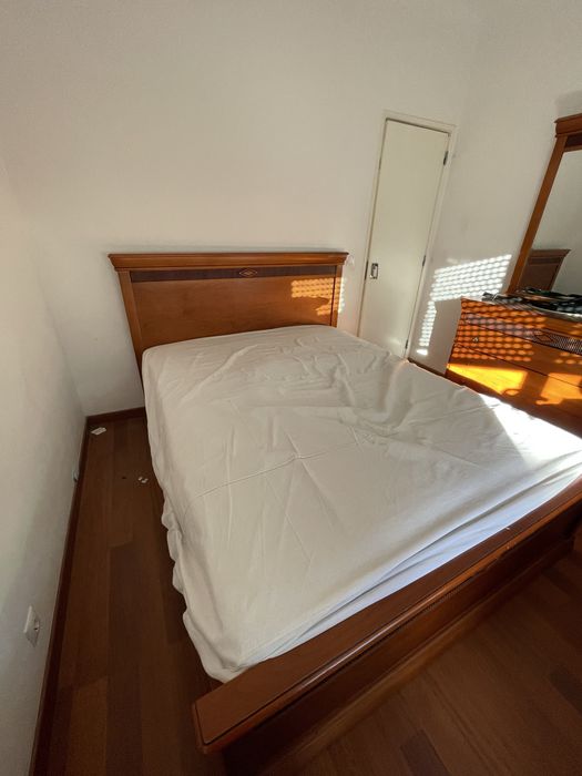 Cama casal em madeira maciça com cabeceira