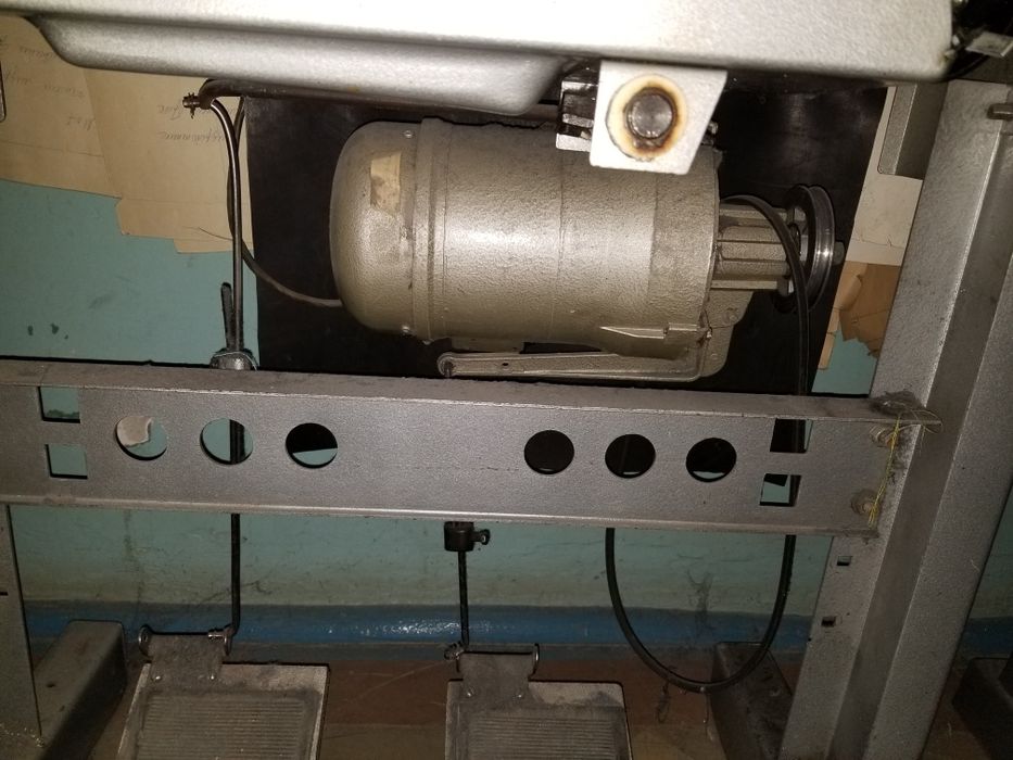 Швейная машина универсальная прямострочка 1022М со столом. есть выбор