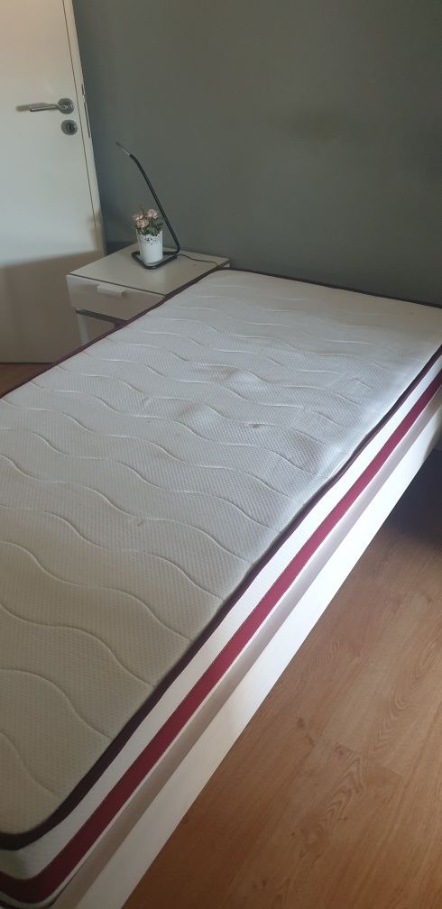 Vendo Cama com colchão e mesinha cabeceira