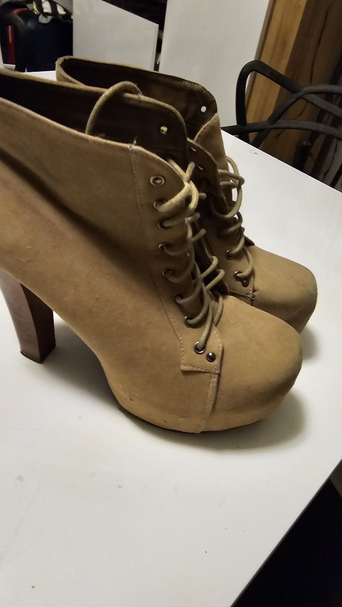 Buty na wysokich spodach 40