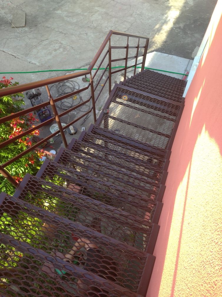 Сходи лестница драбина вуличні лофт перила металевий каркас