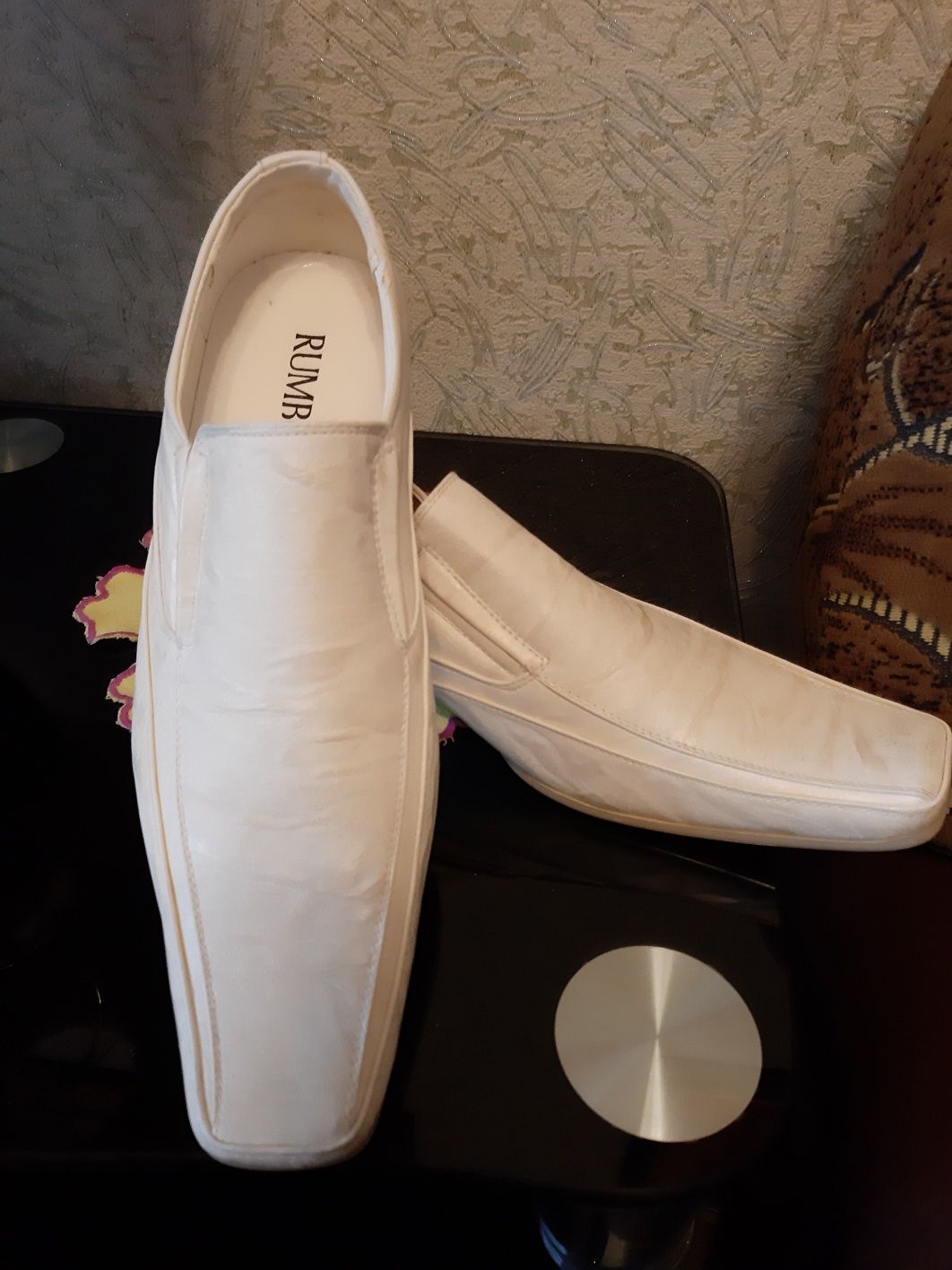 Продам белые кожаные мужские новые туфли 43 розмер