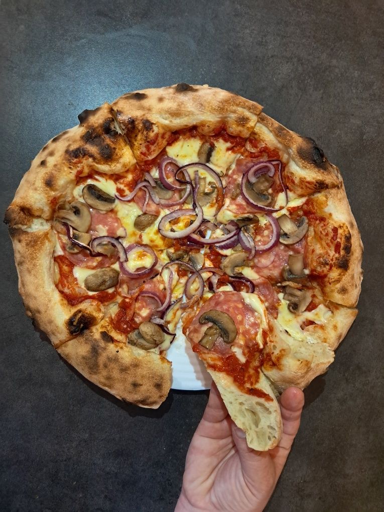 Włoska pizza z dowozem