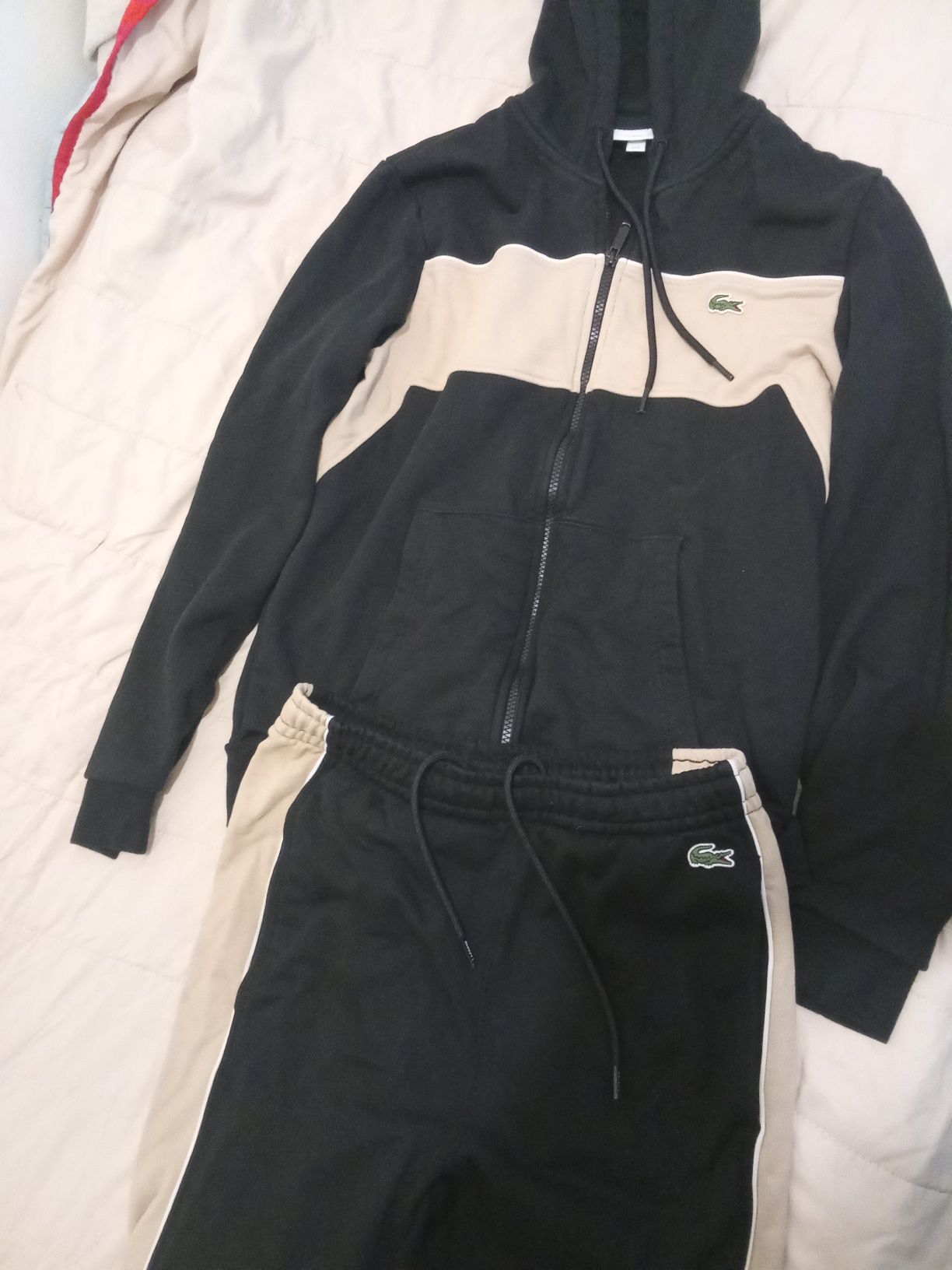 Fato de treino Lacoste preto e bege