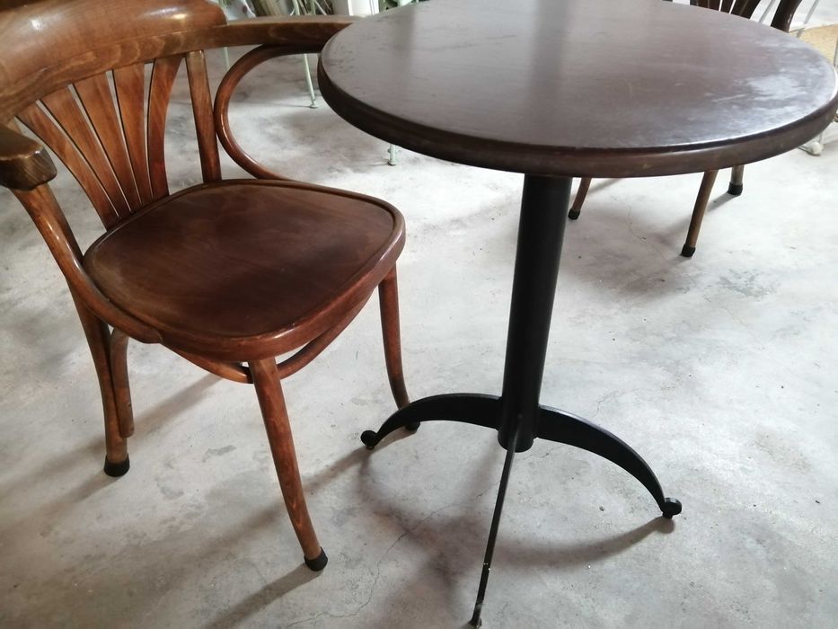 3 Cadeiras e 1 mesa de café elegantes