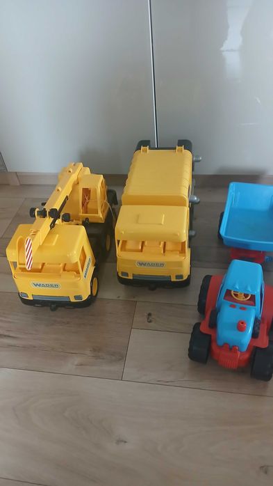 Samochody wader, zjeżdżalnia hotwheels i baza psi patrol