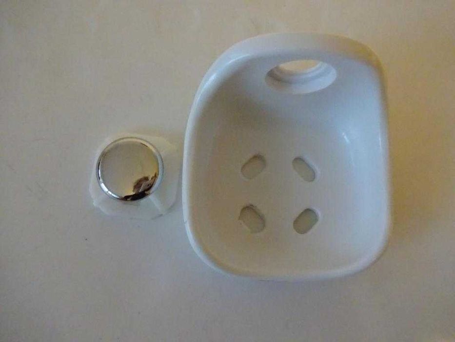 Mydelniczka Biała Z Mocnego Tworzywa, Dodatek Srebrny - Do Zawieszenia