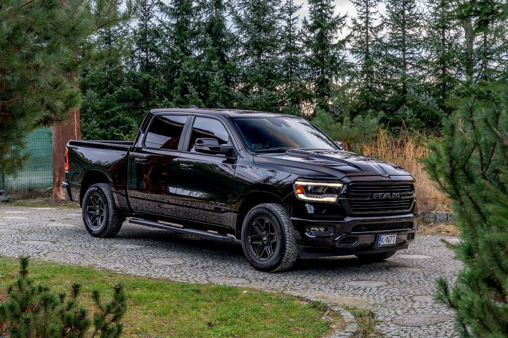 RAM 1500 CrewCab Sport 5.7 V8 HEMI Niski przebieg Bogata opcja 2022r Bezwypadko