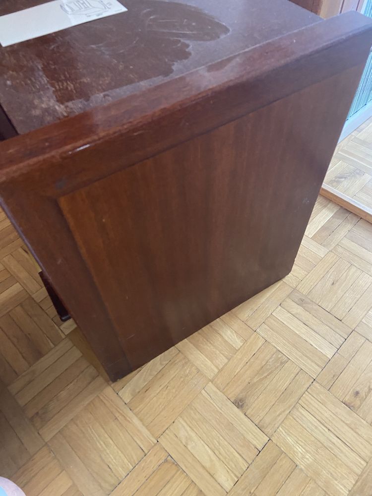 Elegancka drewniana szafka nocna