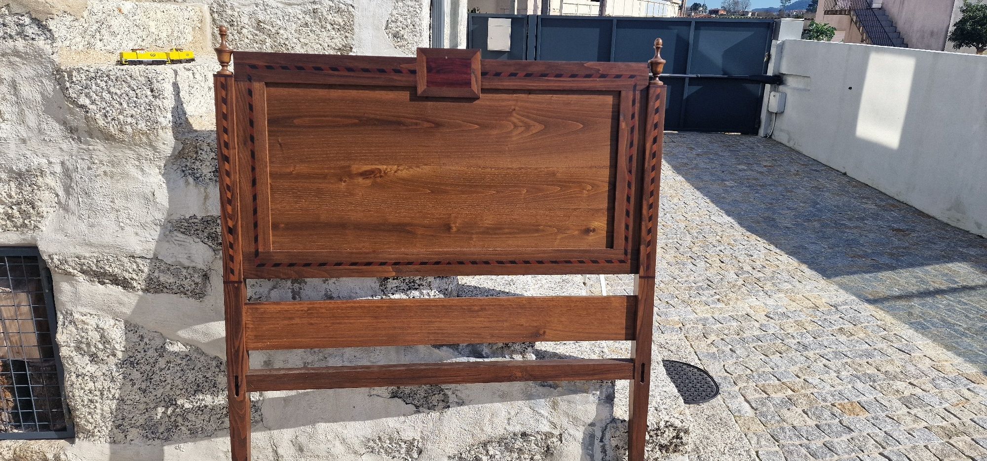 Tenho 2 camas maciças  e mesa e cadeiras  santa marinha Zêzere  Baião