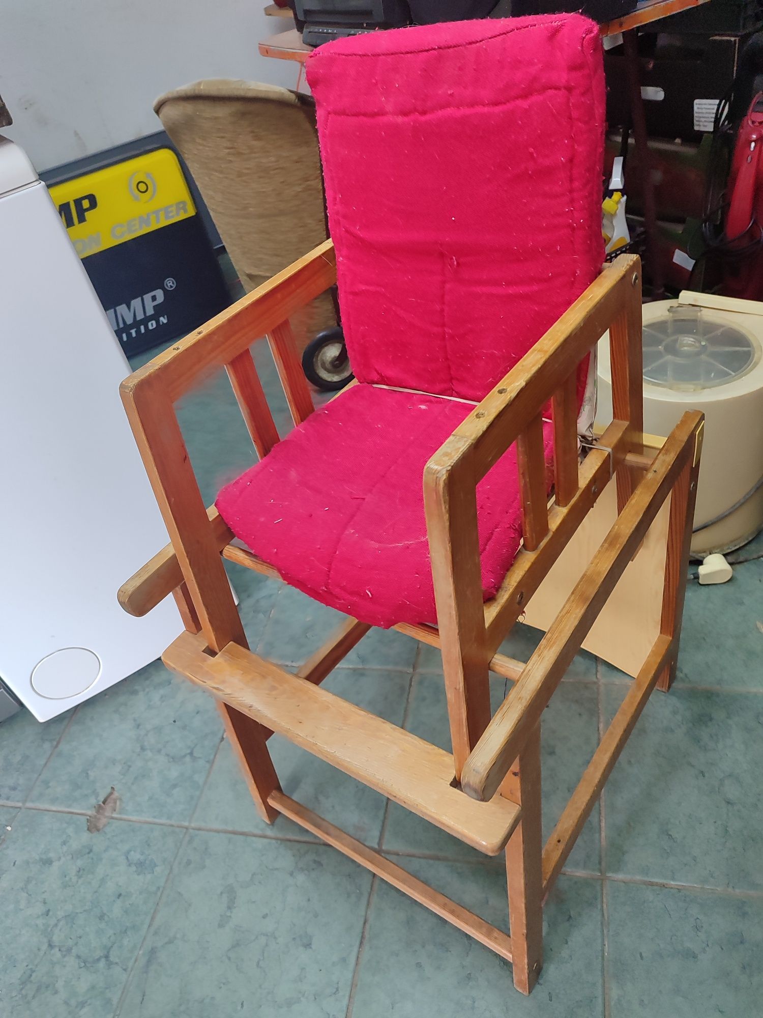 Stare krzesełko do karmienia dziecka drewniane