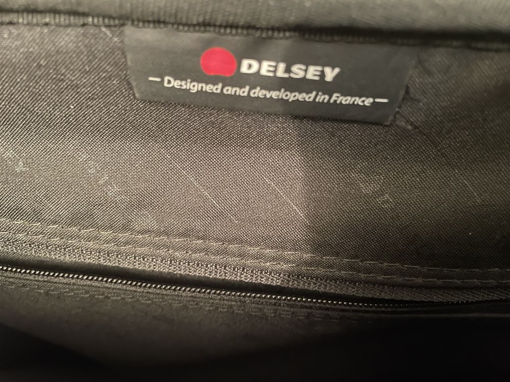 Vendo mochila Delsey com espaço pata portátil