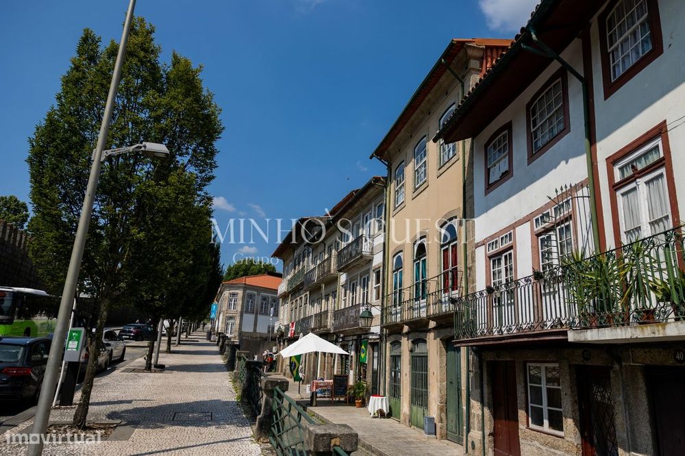 Prédio c/ 3 andares + 1 e Logradouro - Centro Histórico Guimarães