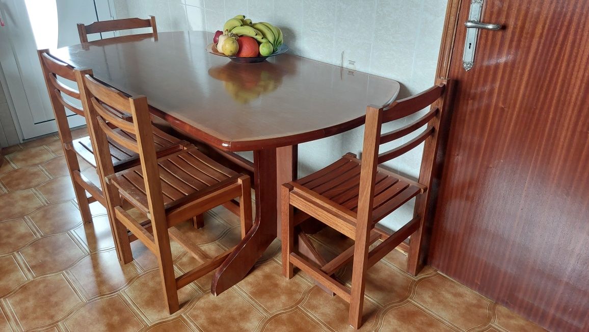 Mesa em madeira c/ 4 cadeiras