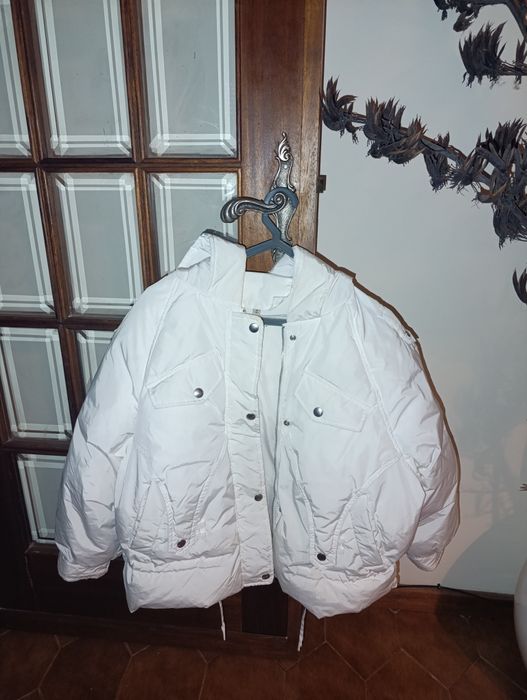 Colcha dupla face com duas almofadas cheias e um lençol de elástico